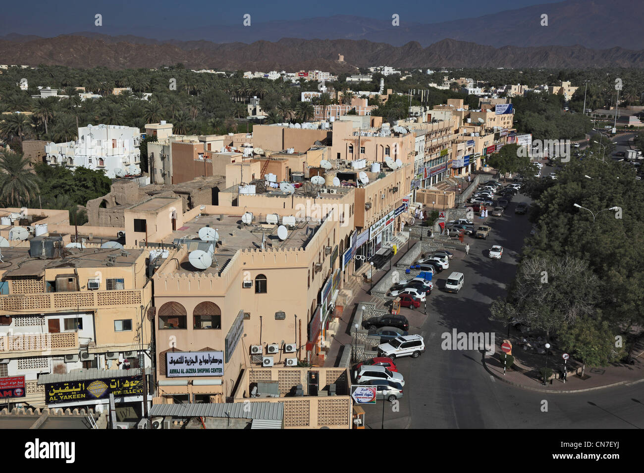 Blick vom Fort auf die Stadt und die Palmengärten von Nizwa. Nizwa ist das Zentrum des omanischen Kernlandes. Die Oasenstadt lie Stock Photo