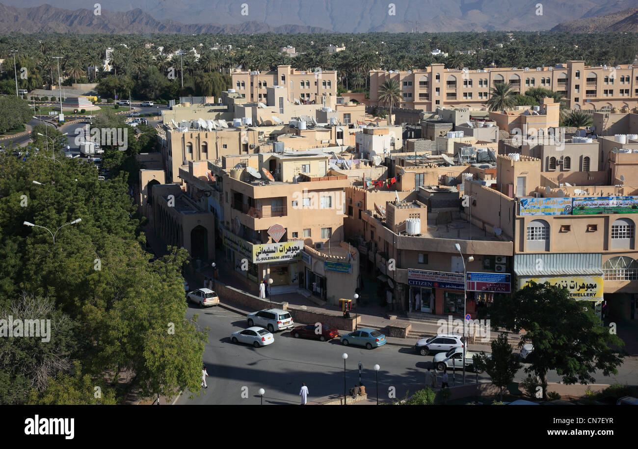 Blick vom Fort auf die Stadt und die Palmengärten von Nizwa. Nizwa ist das Zentrum des omanischen Kernlandes. Die Oasenstadt lie Stock Photo