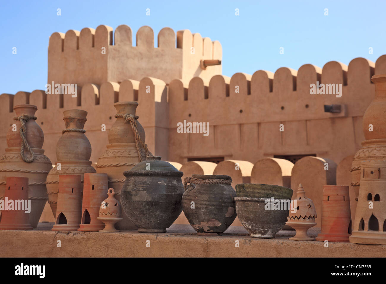 Tonkrüge im Innenhof des Forts Nizwa. Nizwa ist das Zentrum des omanischen Kernlandes. Die Oasenstadt liegt am Südrand des Hadsc Stock Photo