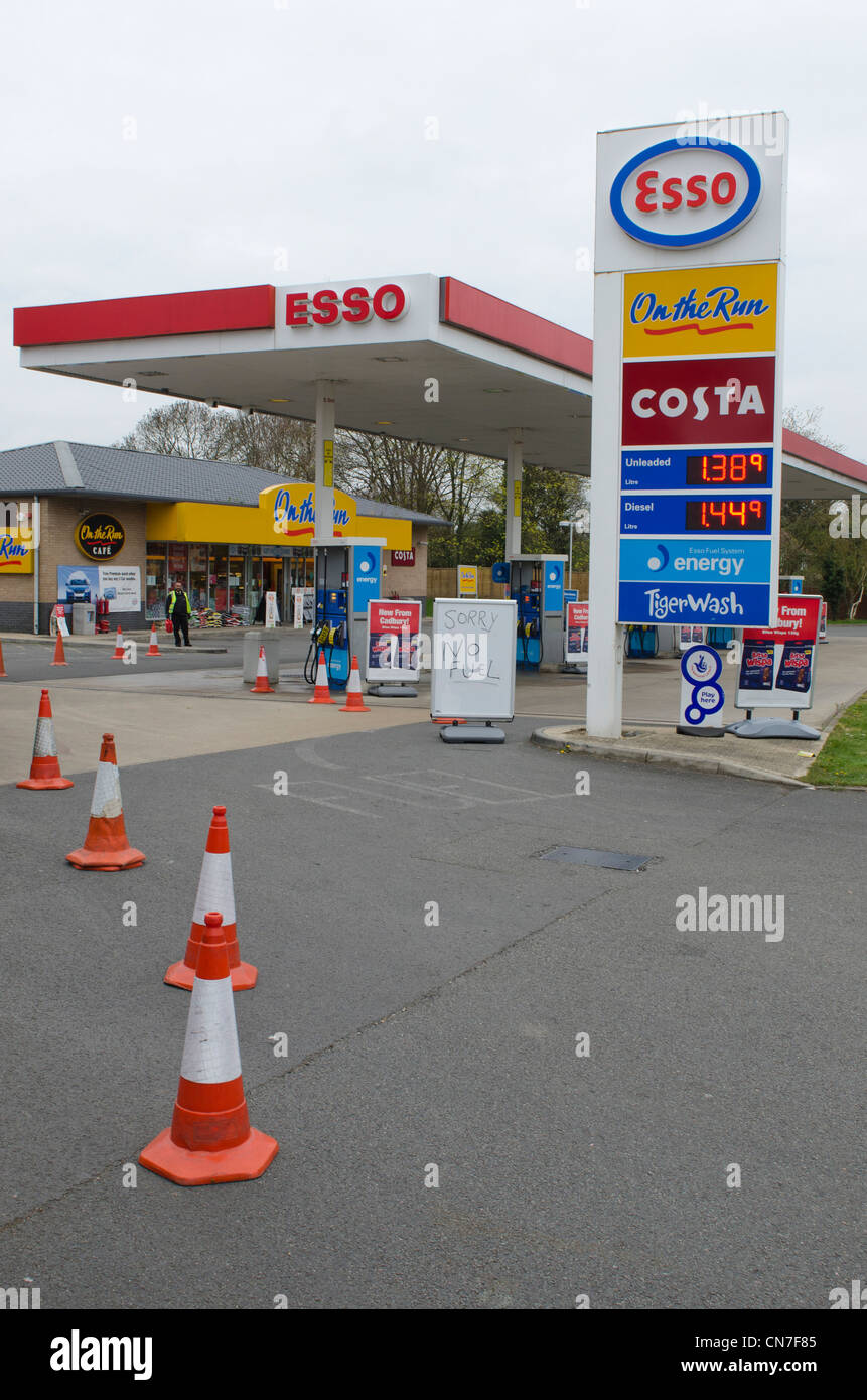 No Fuel sign Fuel Crisis April 2012 ESSO Holtspur Service station outside Beaconsfield. Tanker Drivers dispute Stock Photo