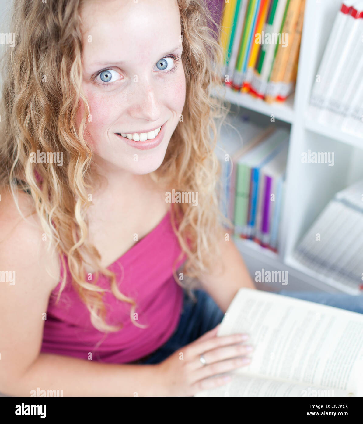 pretty female college student in a library Stock Photo - Alamy