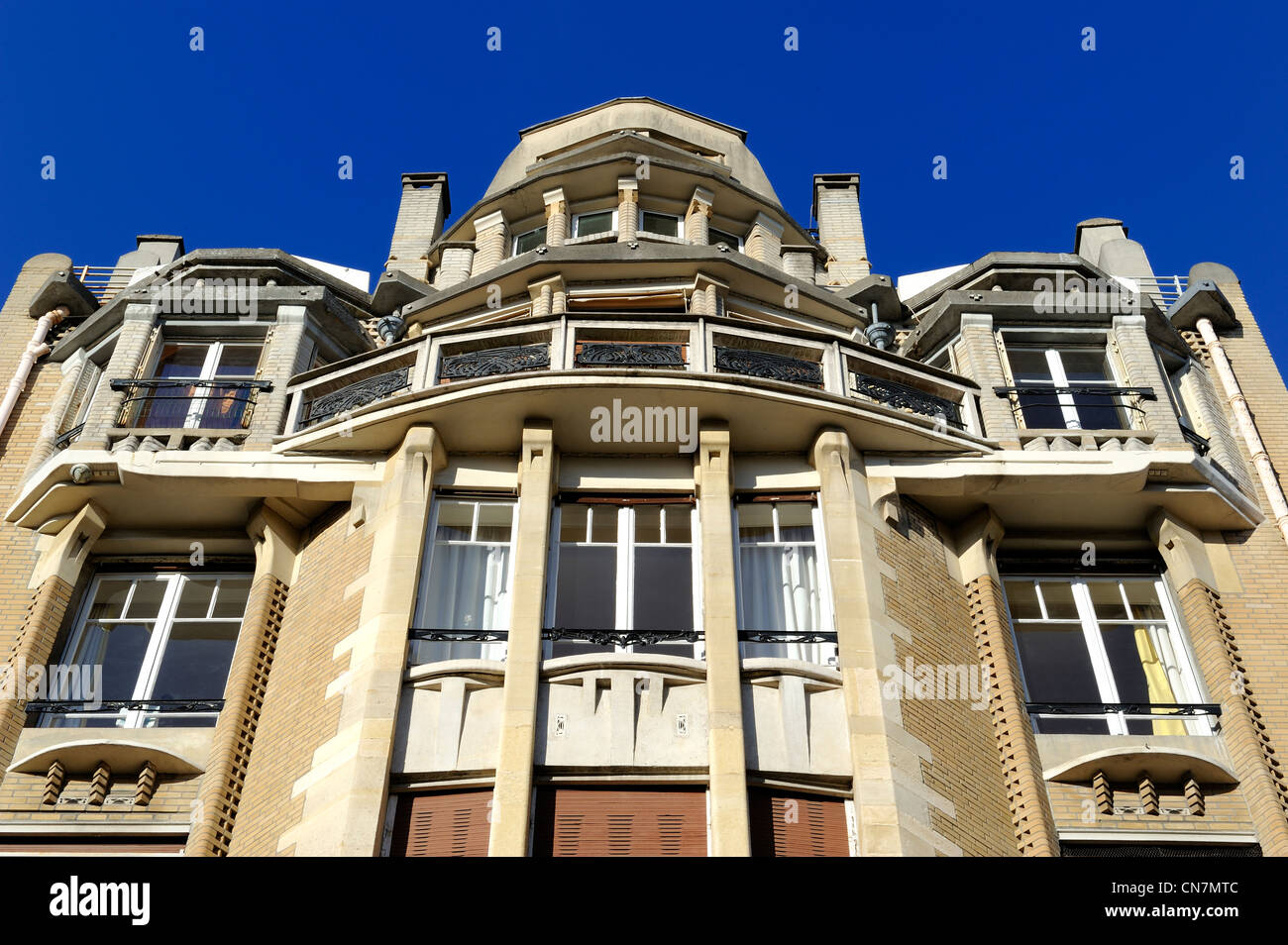 France, Paris, 18 Rue Henri Heine building in Art Nouveau (end of period) style by Hector Guimard Stock Photo