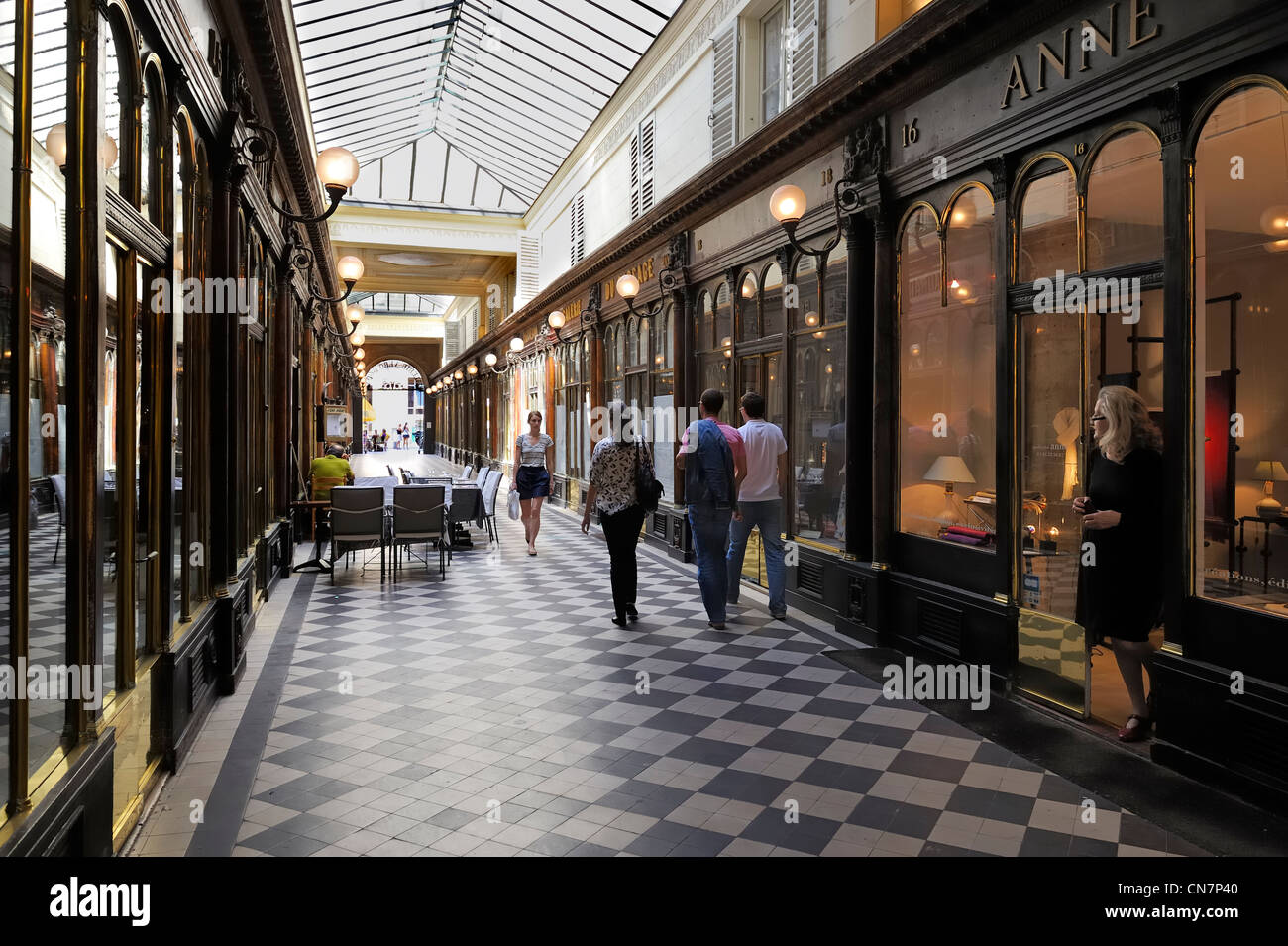 27 Rue Jean jacques Rousseau 75001 Paris Galerie vero dodat paris hi-res stock photography and images - Alamy