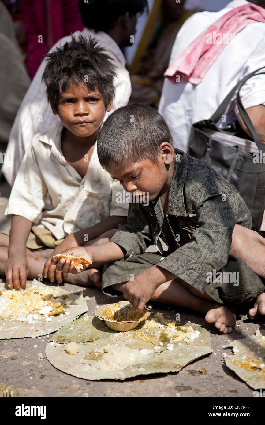 Street kids eating a thali (traditional indian meal). Nasik. Maharashtra. India Stock Photo