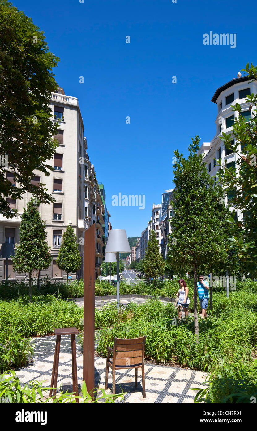 Spain, Biscaye, Spanish Basque Country, Bilbao, Arriquibar square, garden in front of the old Alhóndiga town cellar dating 1909 Stock Photo