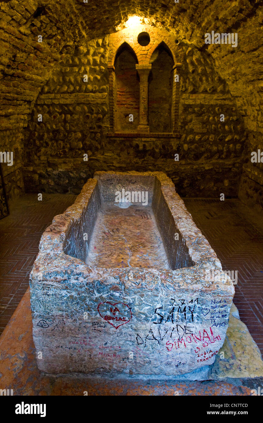 Juliet's tomb, Verona, Italy Stock Photo Alamy