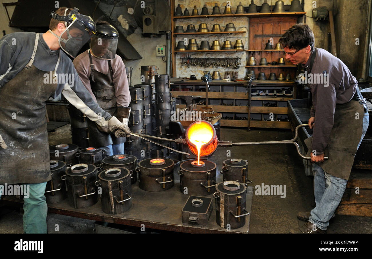 France, Doubs, Labergement Sainte Marie, Charles Bell foundry Obertino, flows of molten bronze into molds Stock Photo