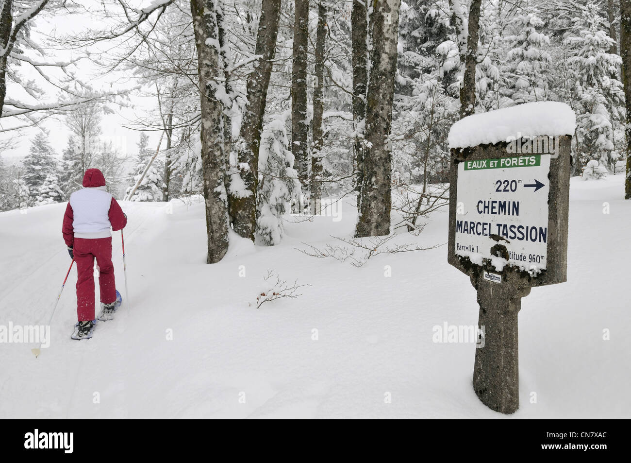 France, Territoire de Belfort, Ballon d'Alsace, snowshoe hiker, old sign of the Way Marcel Michelin Tassion, GR 5, winter snow Stock Photo