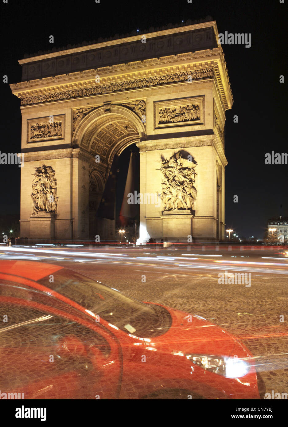 Arc de triomphe with blurred cars hi-res stock photography and images ...