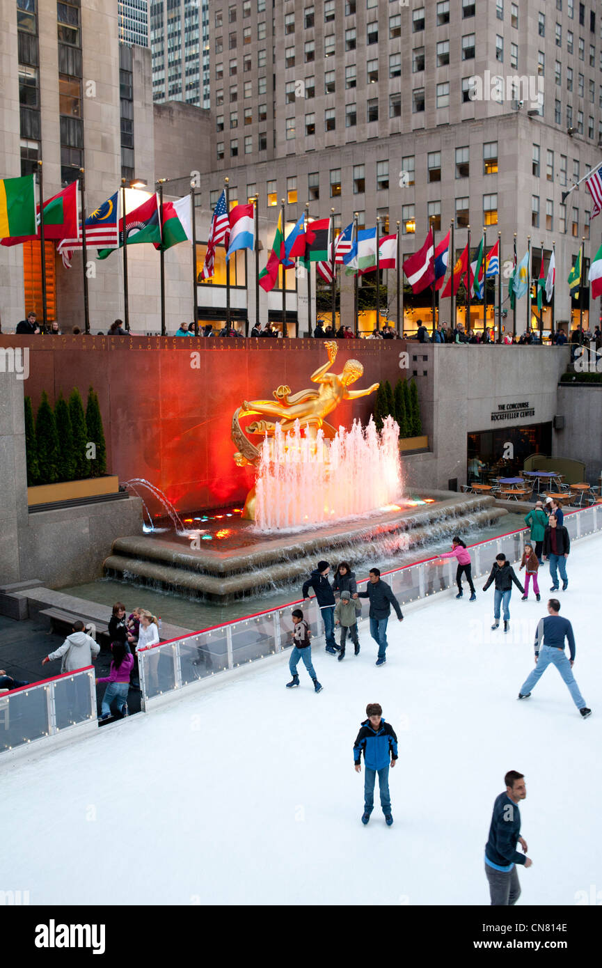 Ice skating at 30 rock hi-res stock photography and images - Alamy