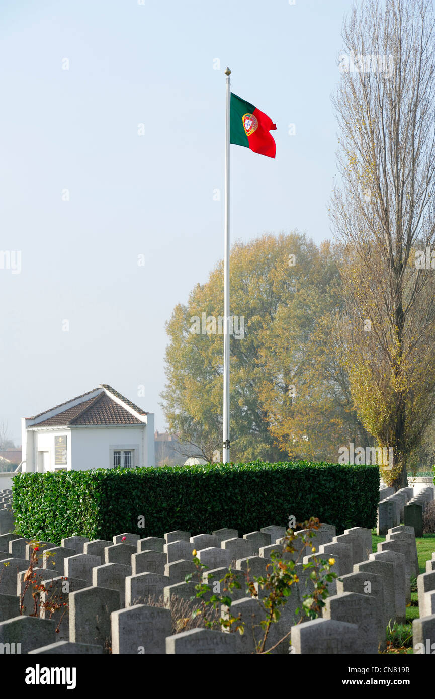 France, Pas de Calais, Richebourg, graves and portugese Flag in the Portuguese military cemetery of Richebourg Neuve Chapelle Stock Photo