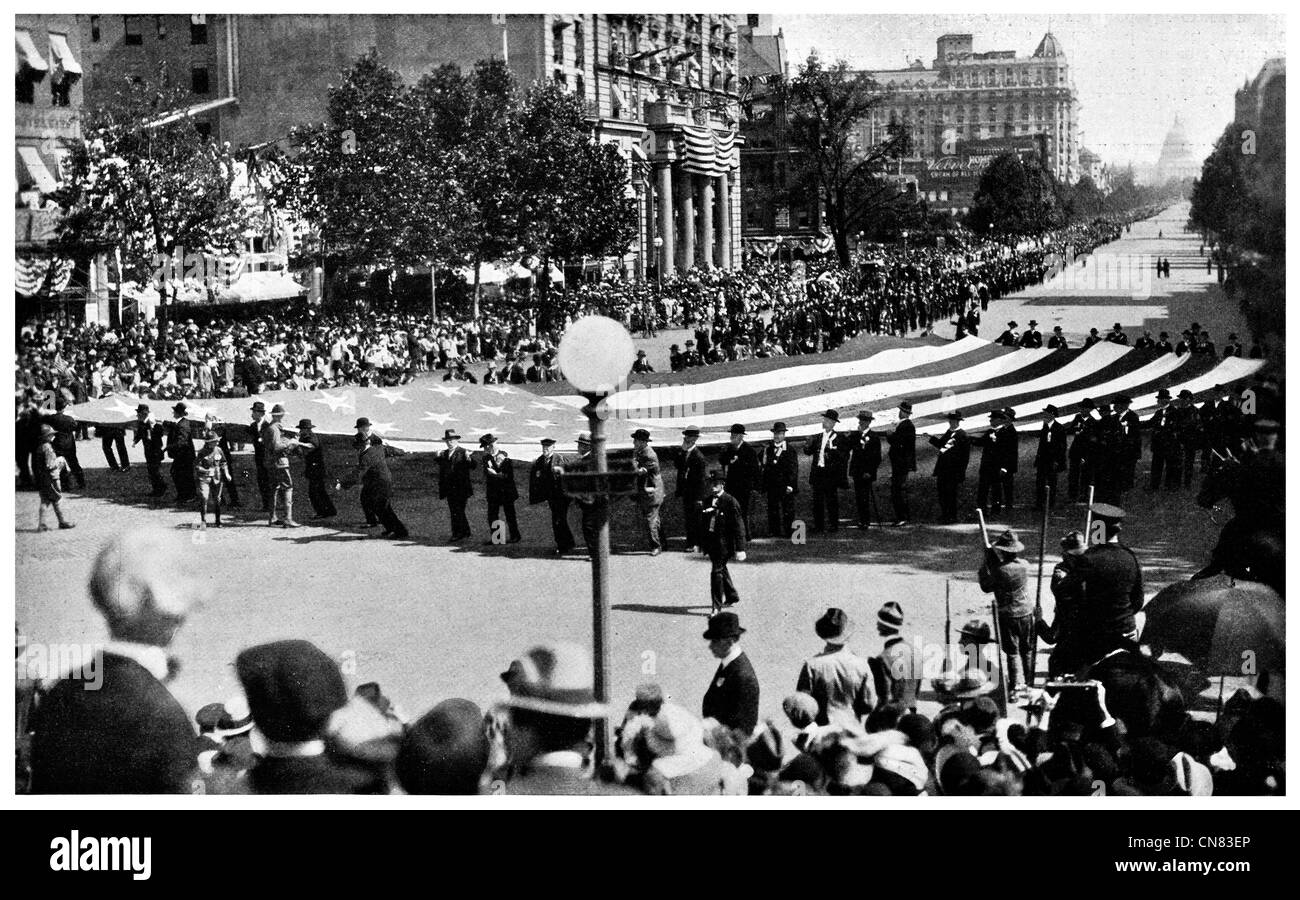 1917 Mammoth United States Flag  Pennsylvania Avenue veterans of Canton Ohio parade Stock Photo
