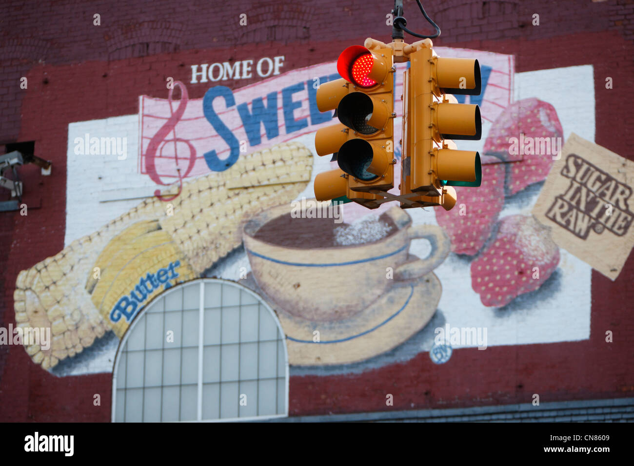 United States, New York City, Brooklyn, traffic light in front of a wall advertising Stock Photo