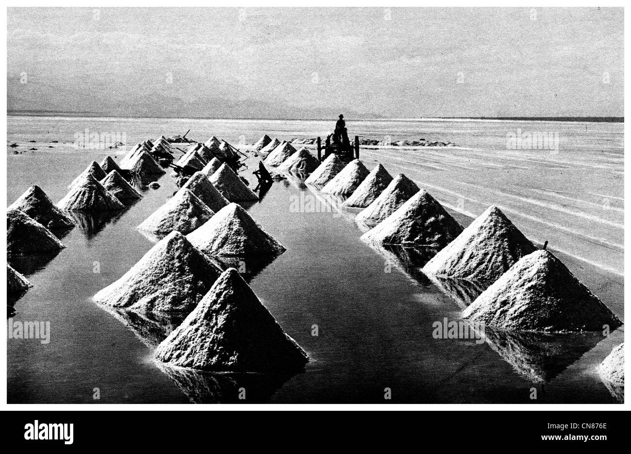 First published 1916 California Californian Salt bed beds saline production flat flats pan pa Stock Photo