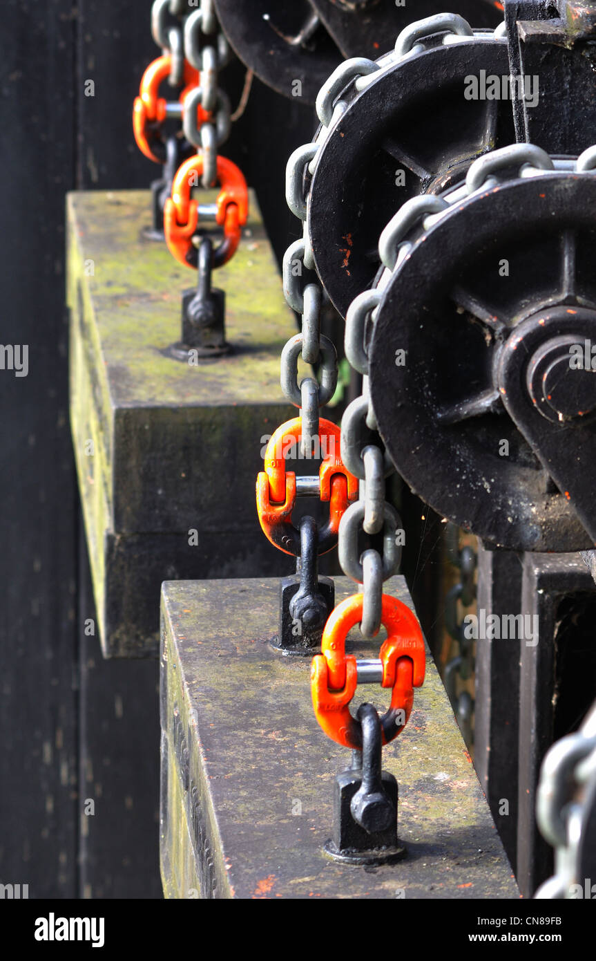 Heavy gauge steel chain holding counter weights Stock Photo