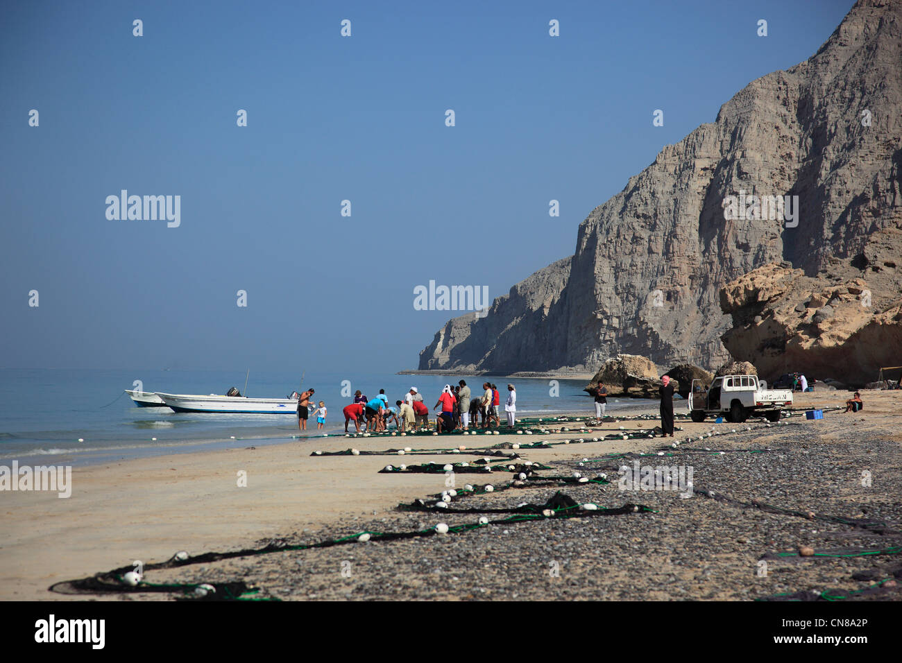 Fischer in der Küstenlandschaft von Bukha am arabischen Golf, in der omanischen Enklave Musandam, Oman Stock Photo