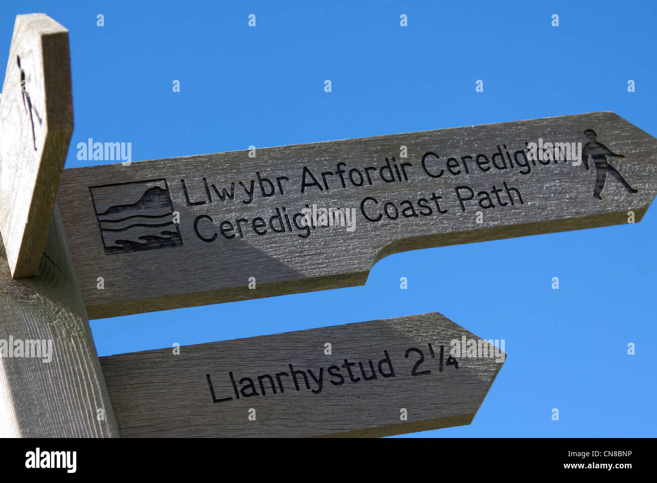 Welsh coast path waymarker at Llan-non, indicating the direction of  Llanrhystud Stock Photo