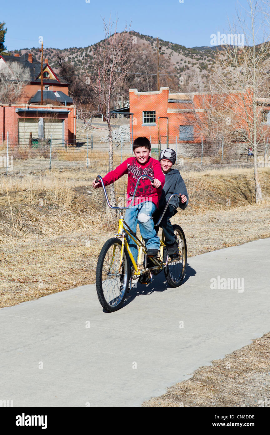 Tandem bike kids hires stock photography and images Alamy