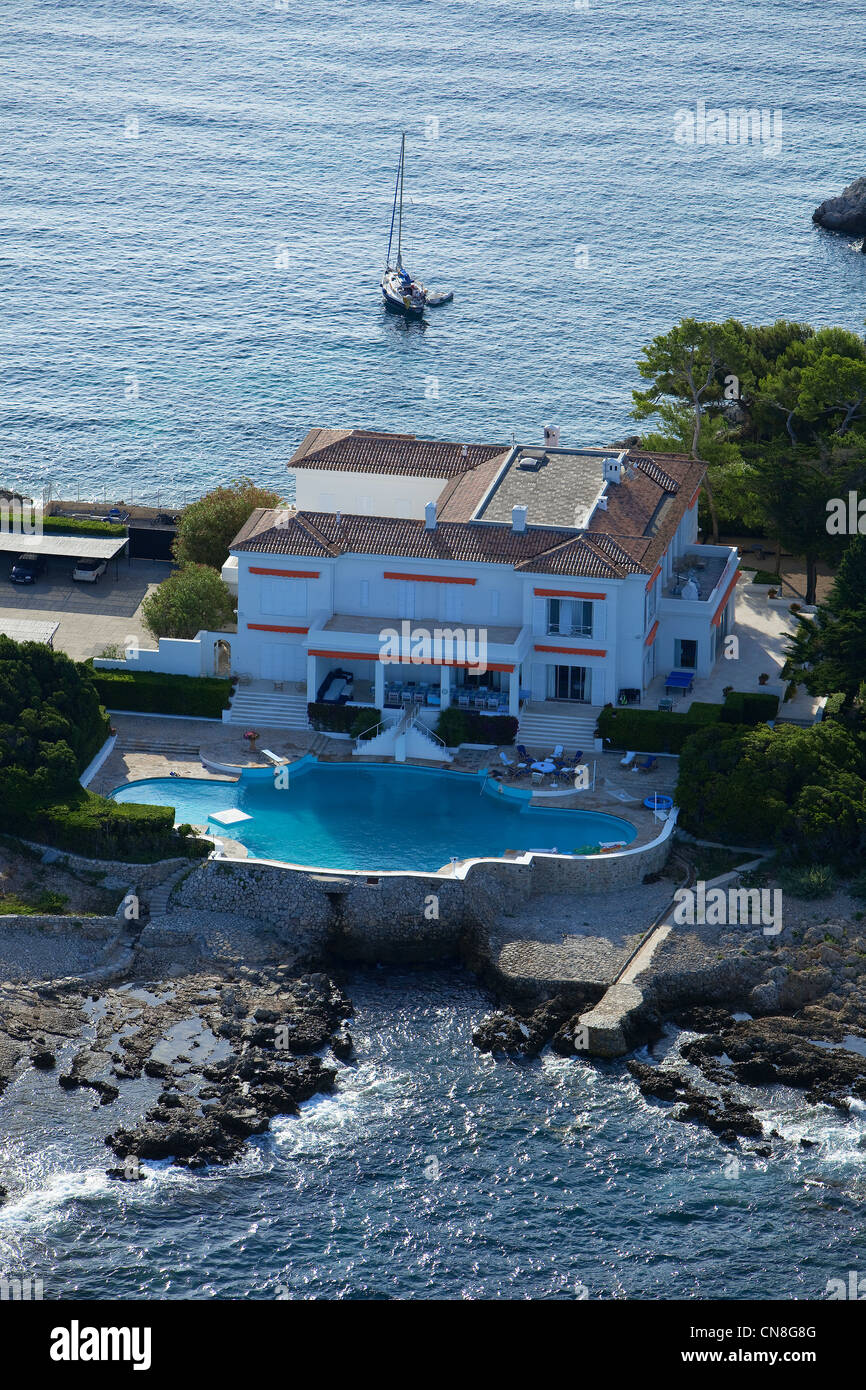 France, Alpes Maritimes, Antibes, Cap d'Antibes, tip of the islets, private house (aerial view) Stock Photo