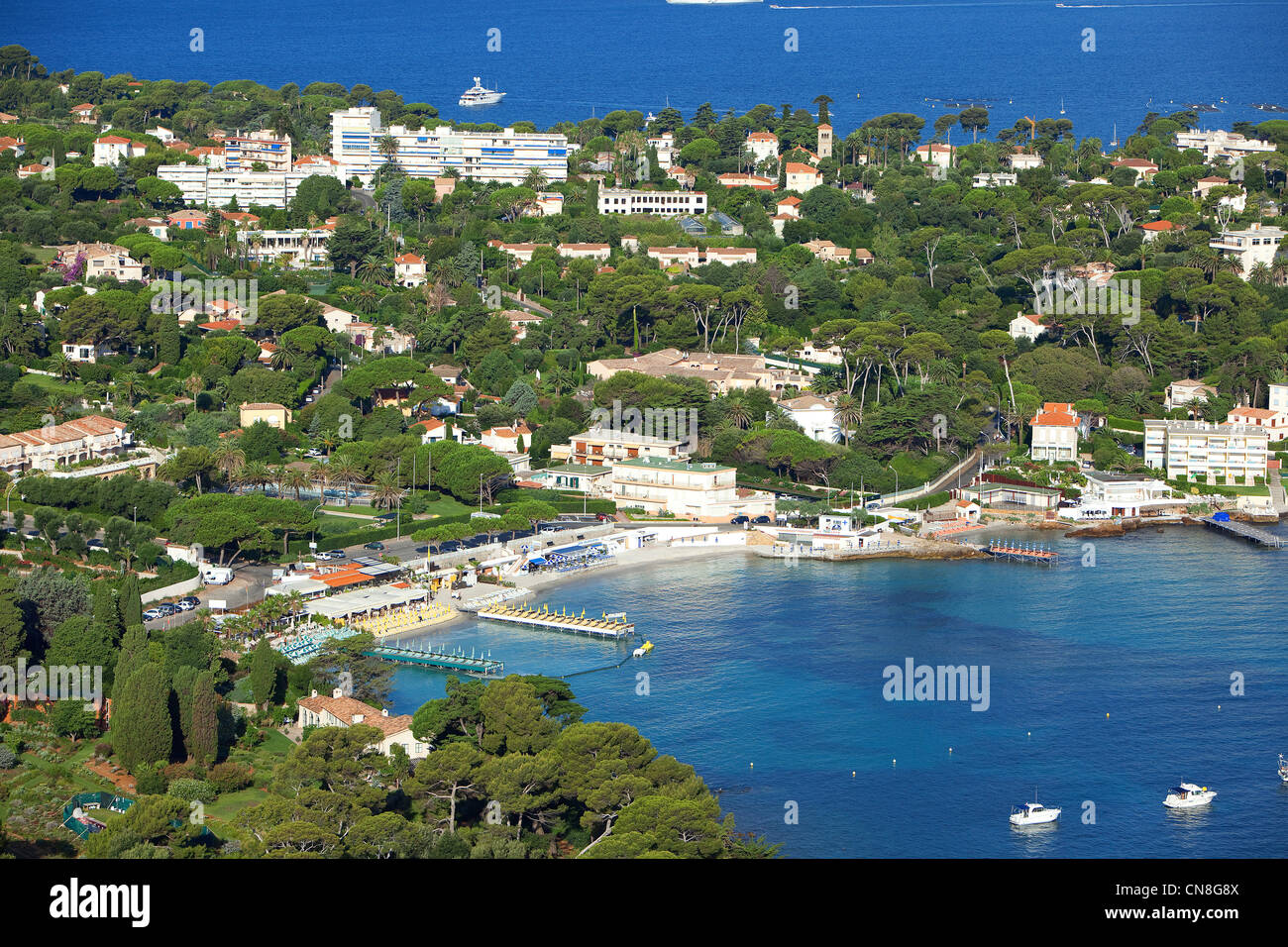 France, Alpes Maritimes, Antibes, Cap d'Antibes, Garoupe beach (aerial view) Stock Photo