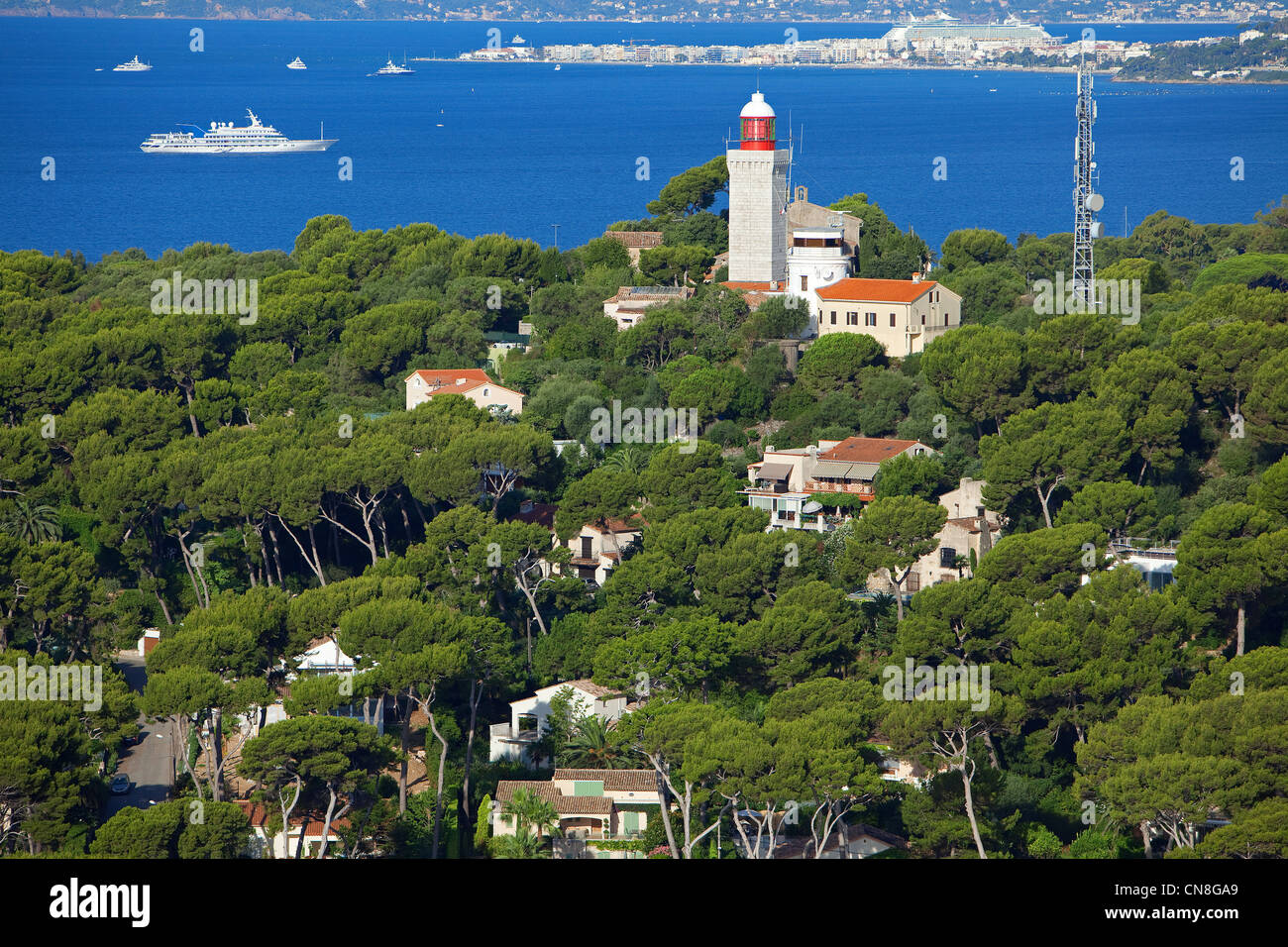 France, Alpes Maritimes, Antibes, Cap d'Antibes, Garoupe lighthouse (29 meters) below the plateau of the Garoupe, Coastal Stock Photo