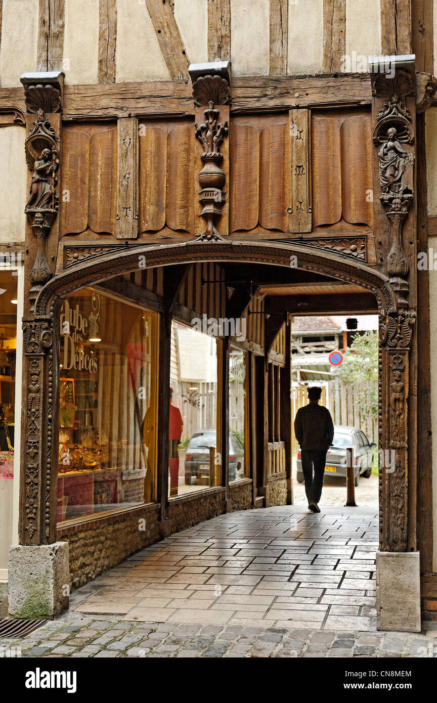 France, Aube, Troyes Cour du Mortier d'Or, passage leading to the Ruelle des Chats, carved door of the 16th century in Stock Photo