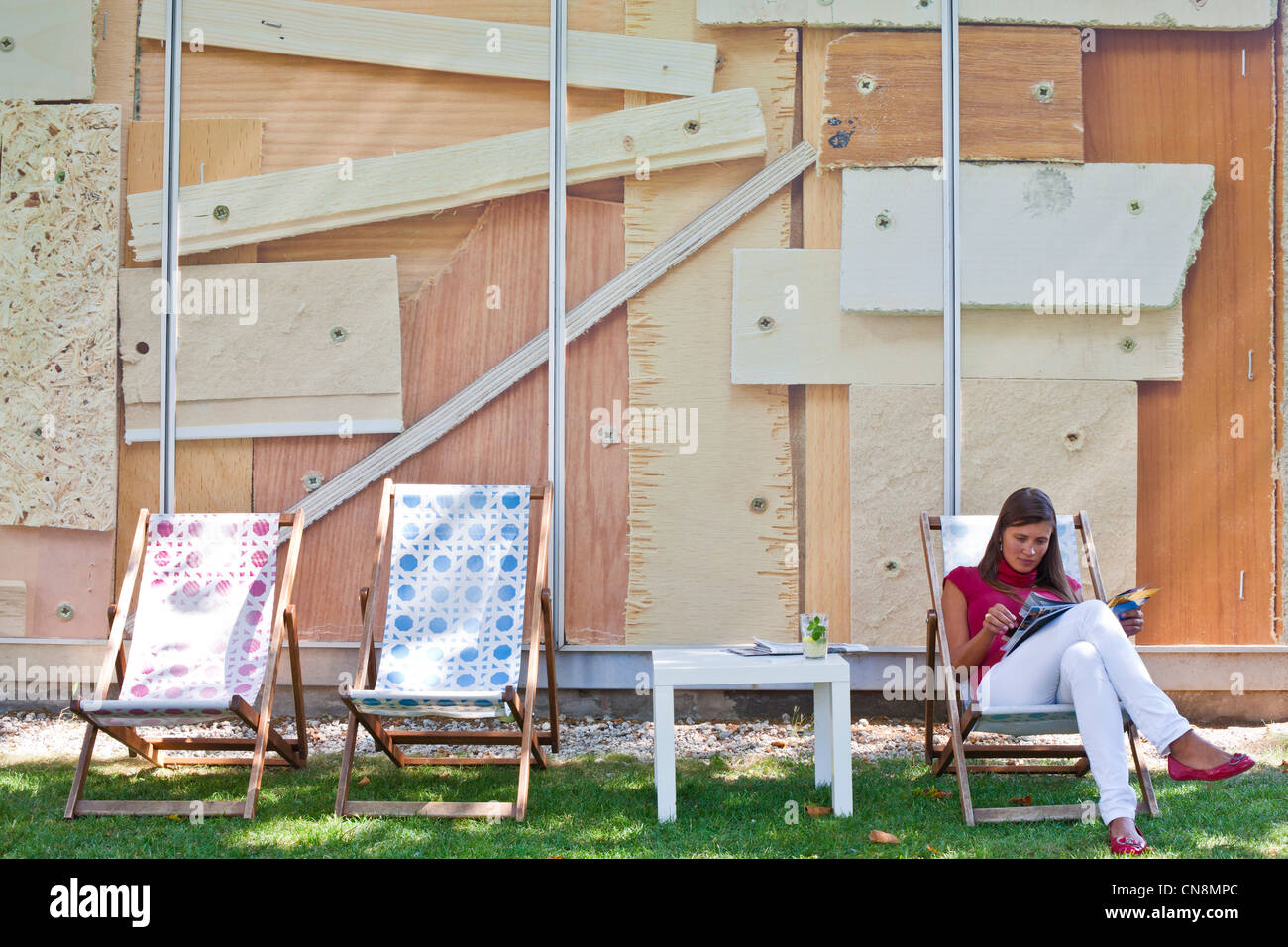 Austria, Vienna, Karlsplatz, Kunsthallen Café, deck chairs in front of the Kunsthalle Wien project space Stock Photo