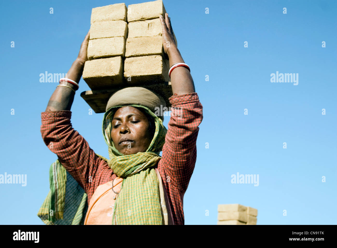 Women carrying bricks at Gulshan brick factory , Bangladesh Stock Photo