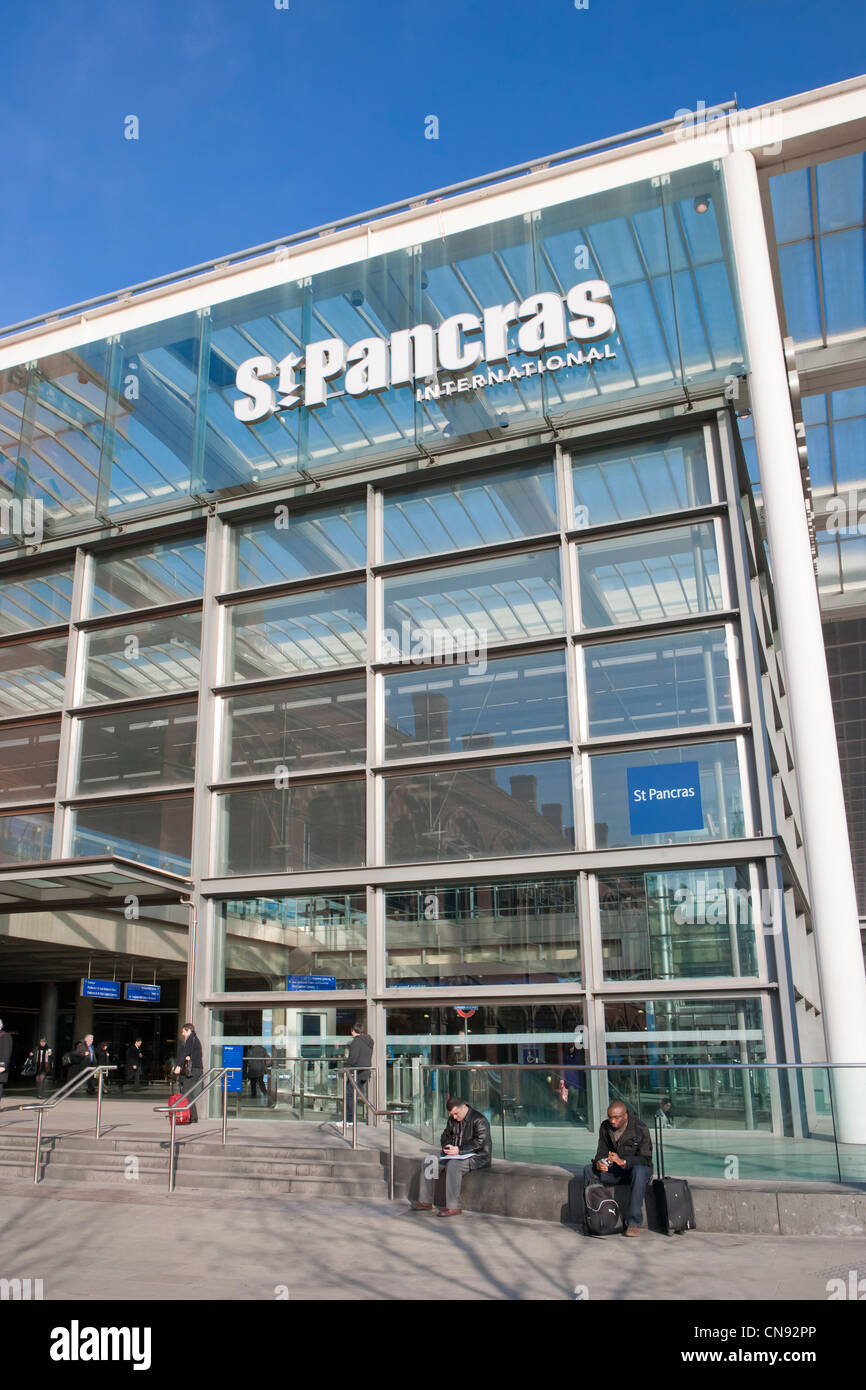 Glass exterior of St. Pancras international rail station Stock Photo