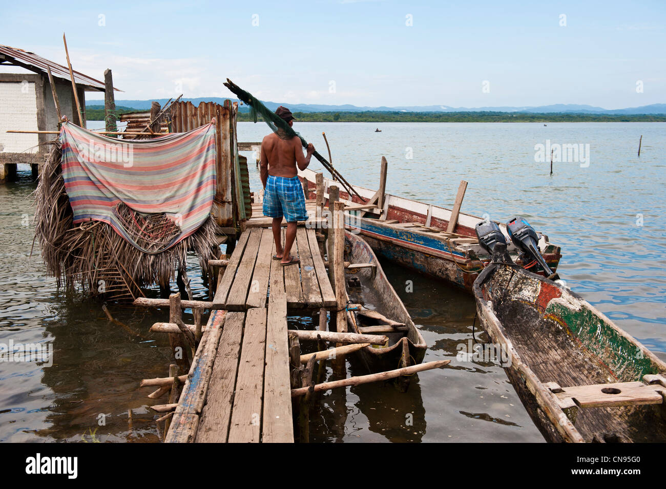Panama, San Blas archipelago, Kuna Yala autonomous territory, Carti island, ulu and pier, boat Native Americans Kuna Stock Photo