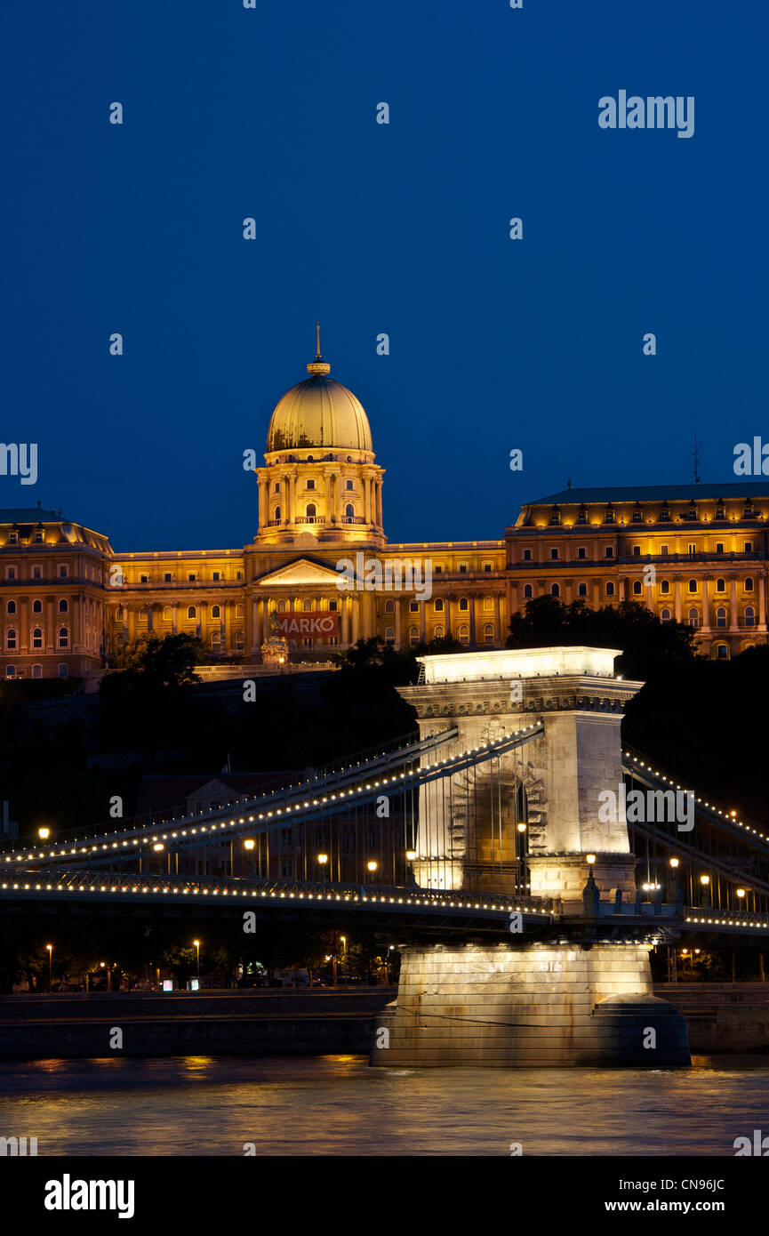 Hungary, Budapest, listed as World Heritage by UNESCO, Danube River, Chain Bridge (Szechenyi Lanchid) and the Royal Palace Stock Photo