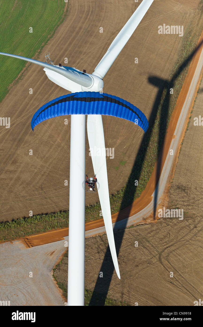 France, Eure, Quittebeuf wind park, wind turbine REpower MM92 of 126m high, Sebastien, Apco Force HP wing, paramotor Mikalight Stock Photo