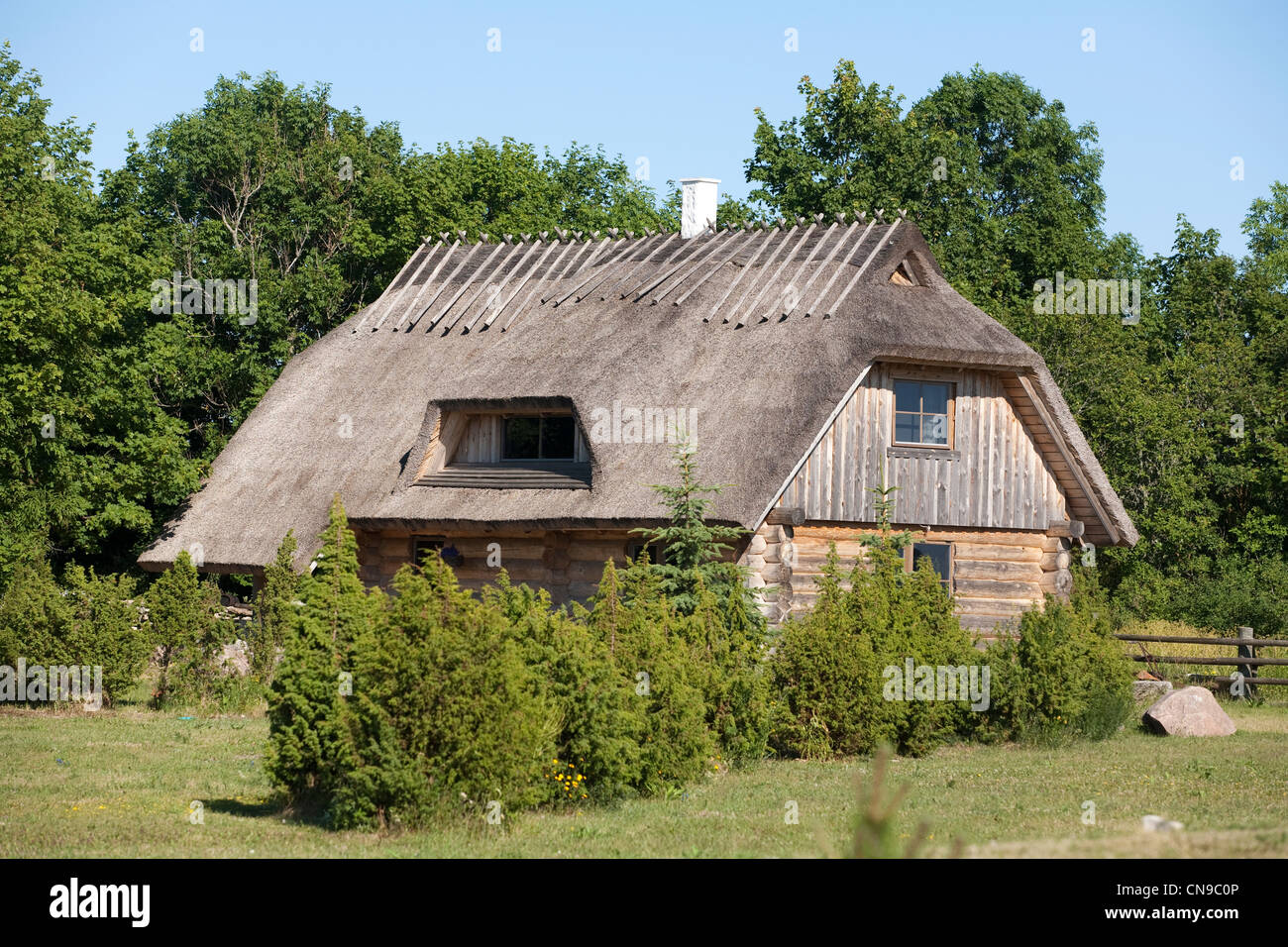 Estonia (Baltic States), Hiiu Region, Hiiumaa Island, traditional house with thatched roof Stock Photo