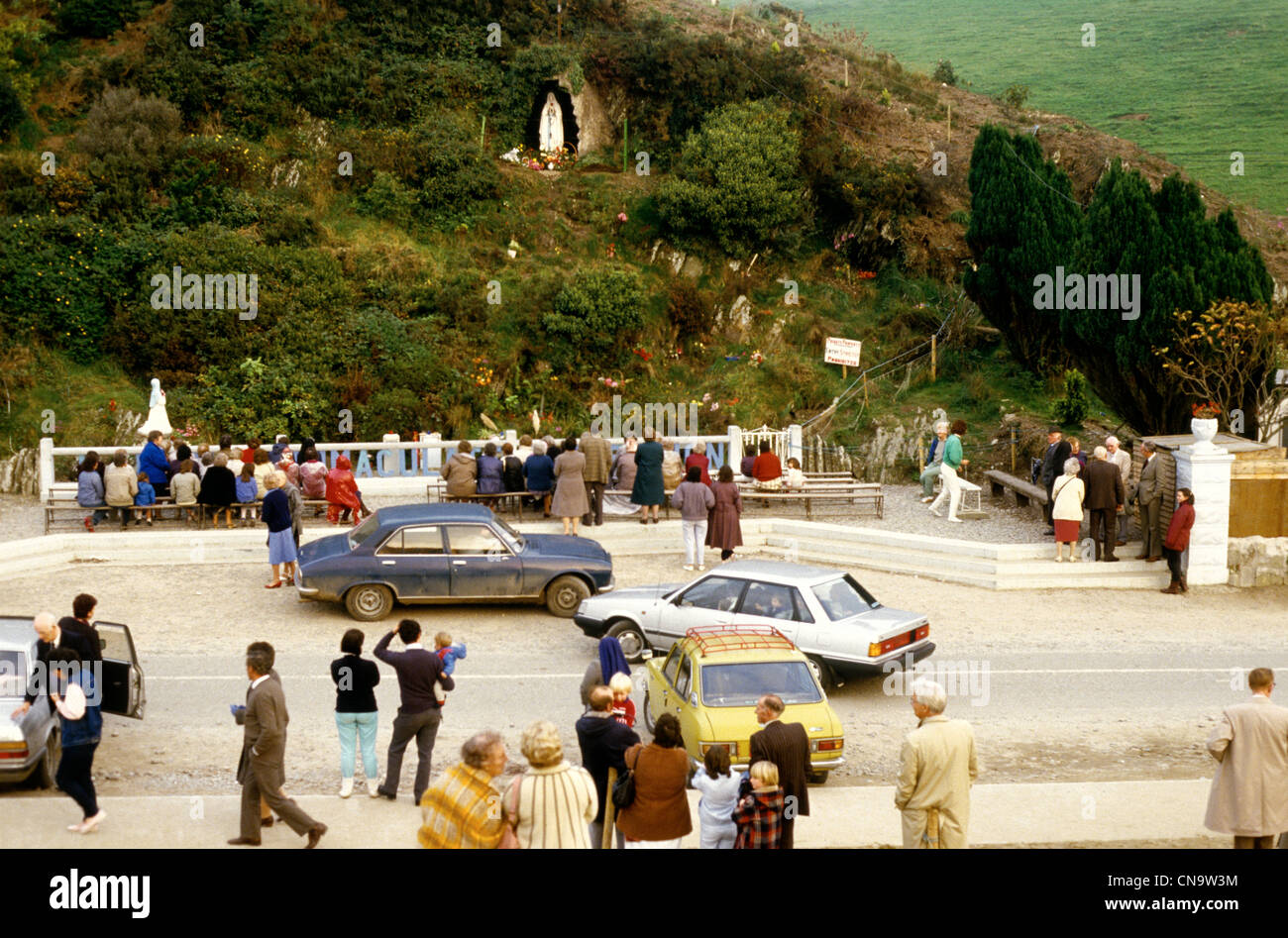 Pilgrims to the Moving Statues Grotto Ballinspittle  1985 Co Cork Ireland Stock Photo
