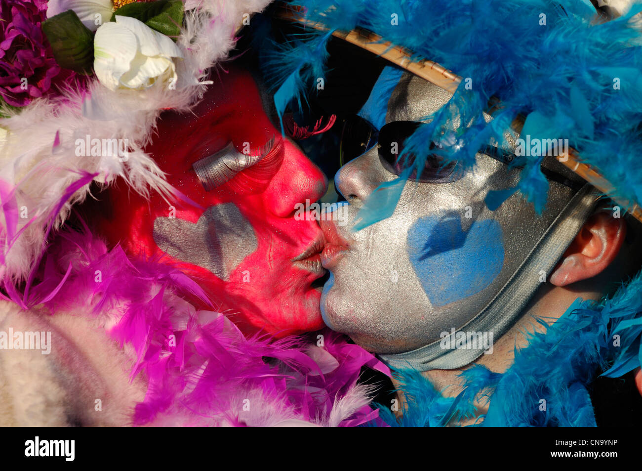 France, Nord, Dunkirk, carnival of Dunkirk, two carnival goers kissing with colorful disguises Stock Photo