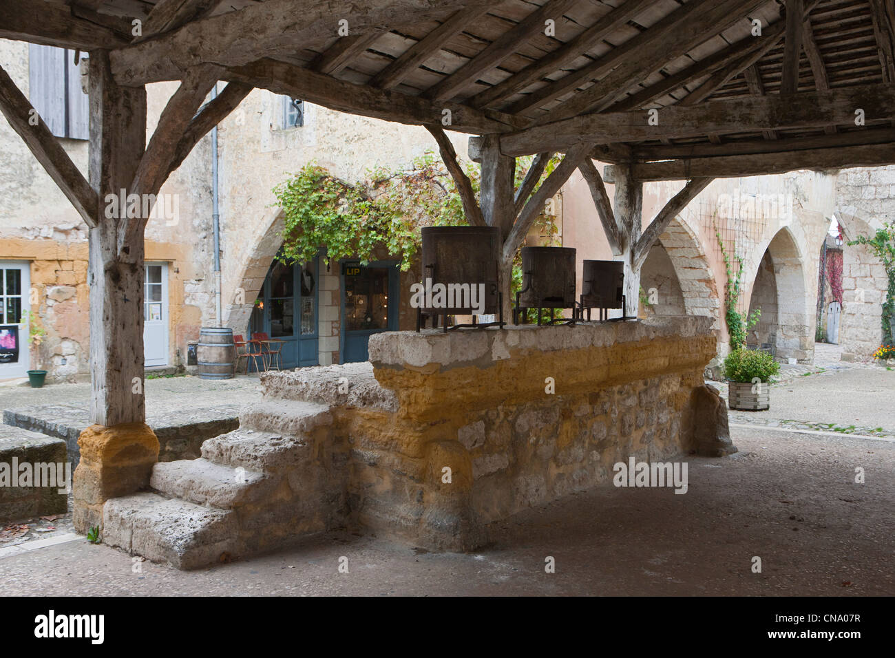 France, Dordogne, Monpazier, the square of the Angles, instead of the house, the hall which dates from the 16th century frame Stock Photo