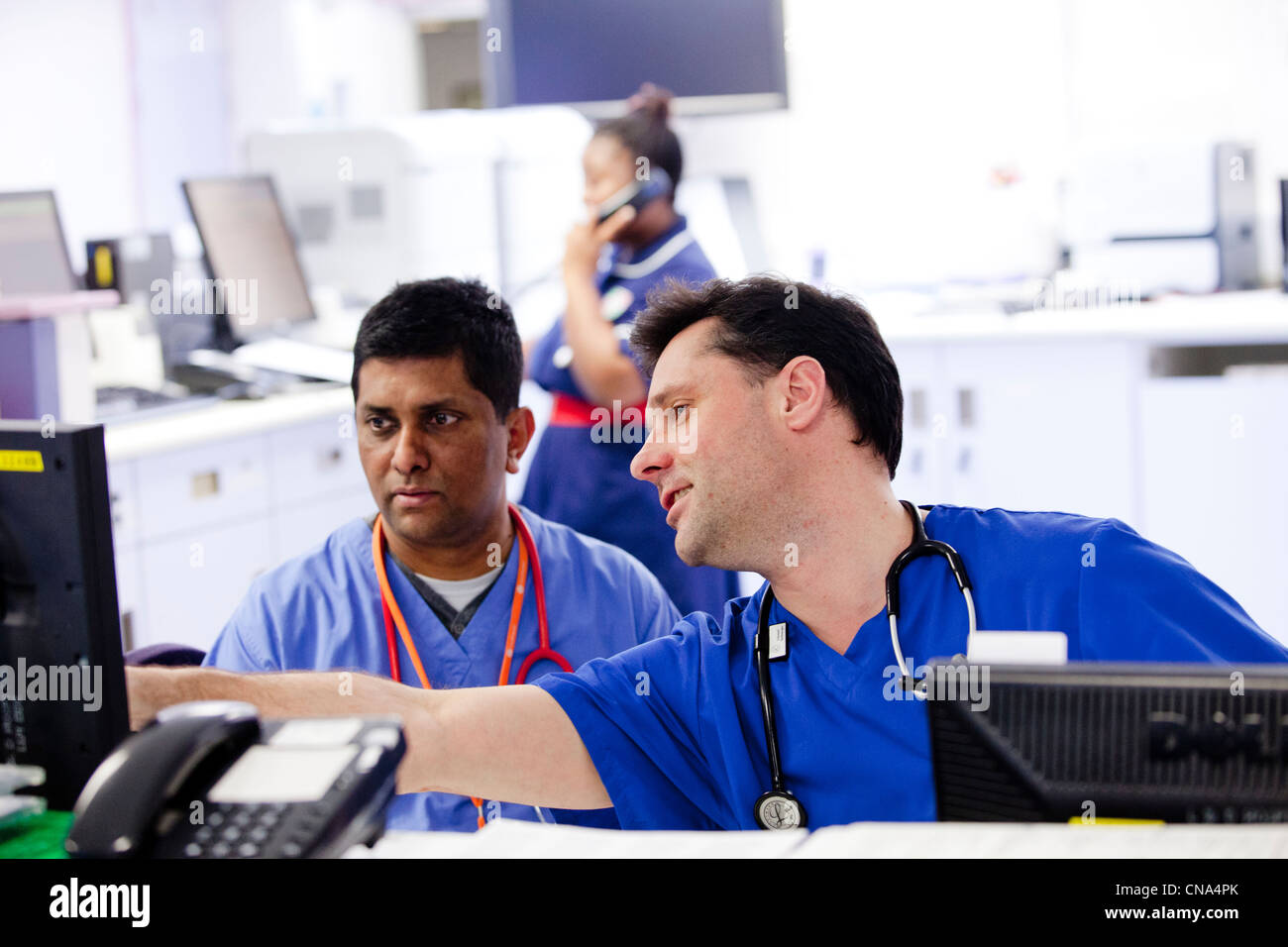 Two Accident and Emergency doctors discuss a case UK Stock Photo Alamy