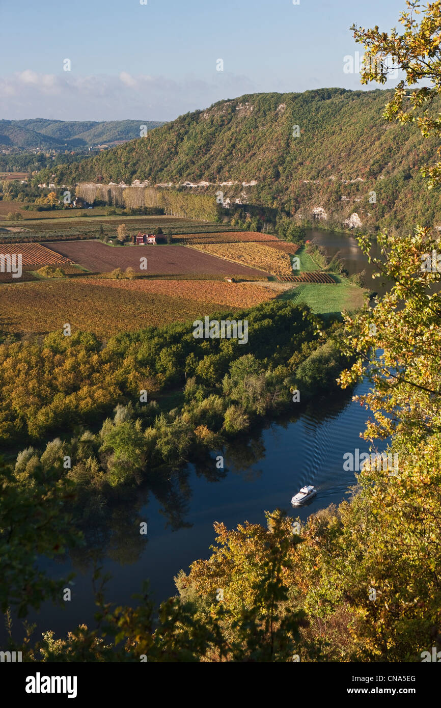 France, Lot, Cray, Boat ride on the loop of the Lot and Cahors vineyards from the Col de Cray Stock Photo