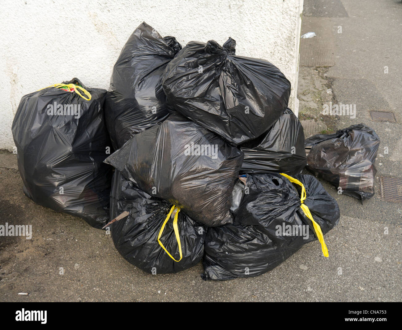 Purple rubbish bags hi-res stock photography and images - Alamy