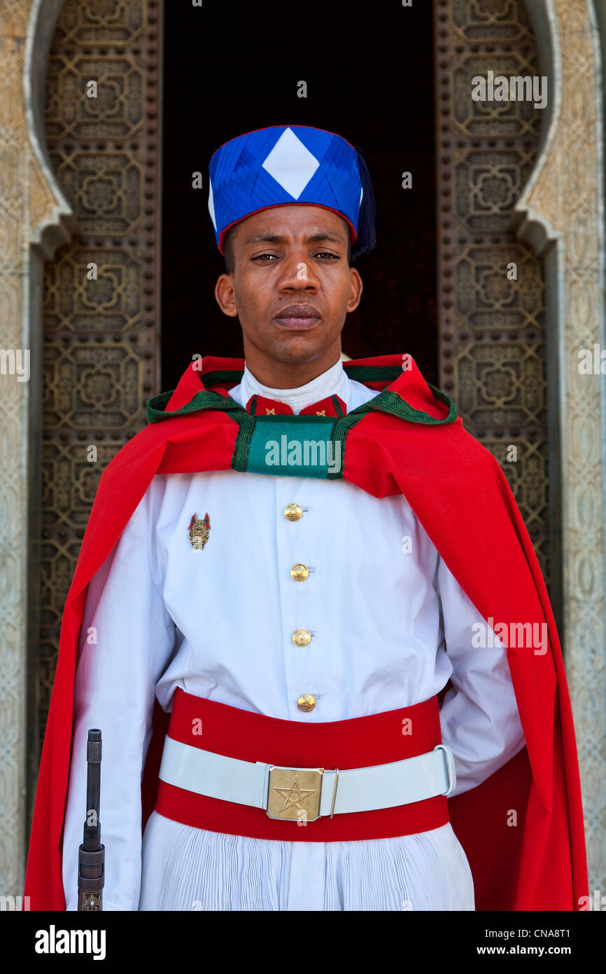 Morocco, Rabat, royal guard at Mohamed V mausoleum Stock Photo