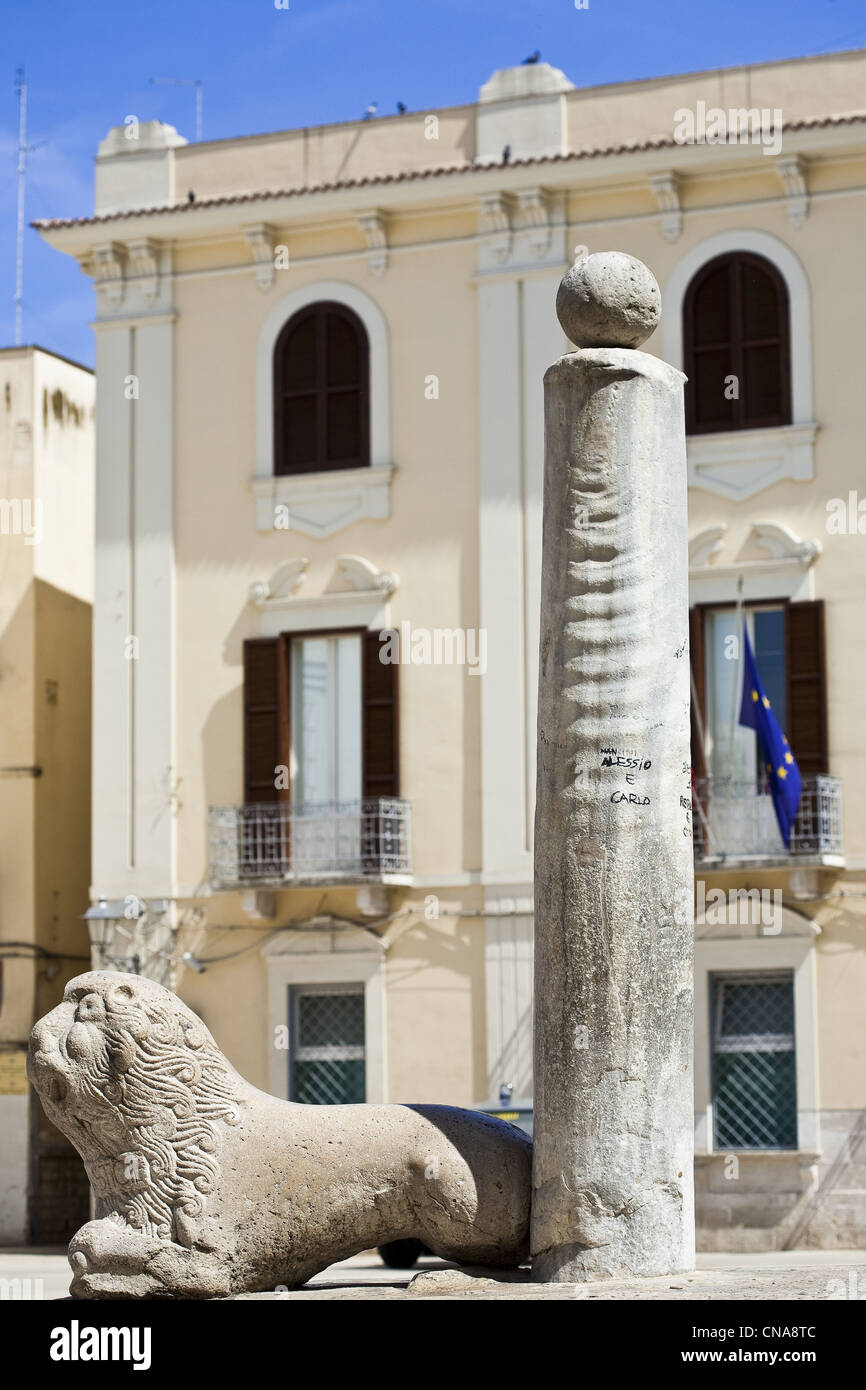 Italy, Puglia, Bari, Mercantile Square, column of the Law (16th centurty) where bad payers were tied Stock Photo