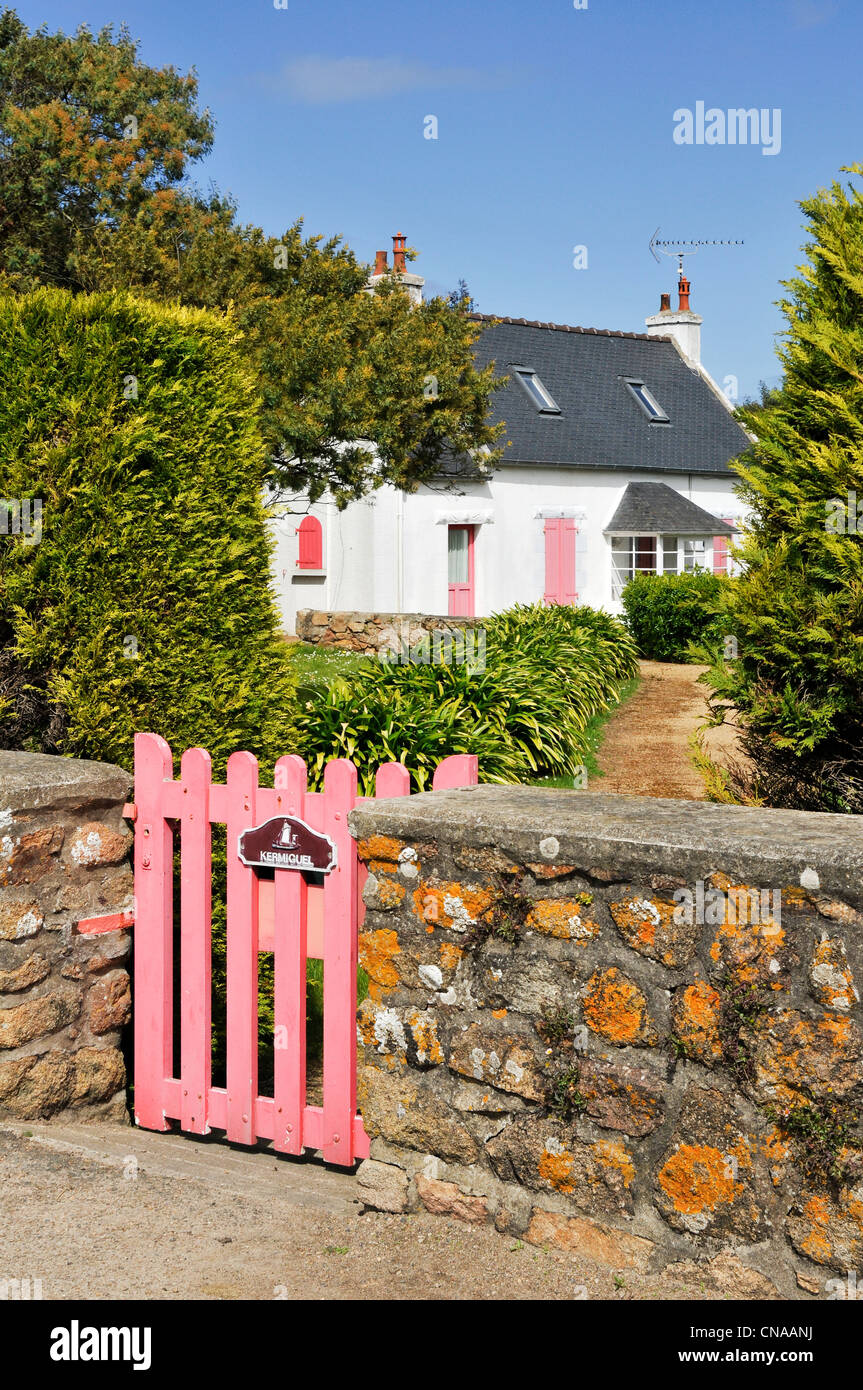France, Cotes d'Armor, Brehat island, home Brehatine, pink barrier Stock Photo