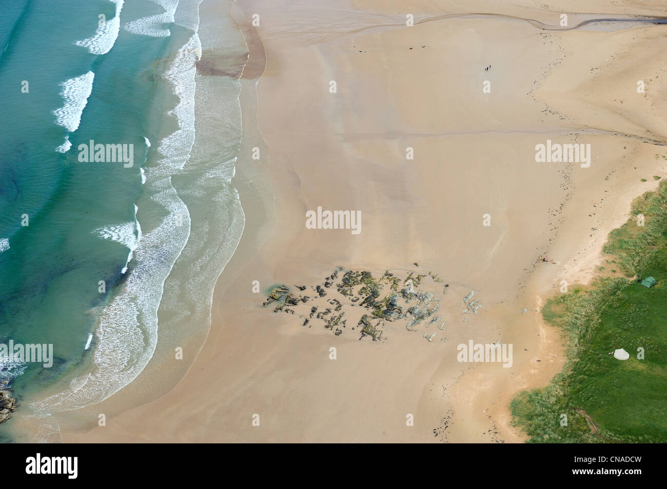 United Kingdom, Scotland, Inner Hebrides, Islay Island, campers on the beach of Kintra at Laggan Bay (aerial view) Stock Photo