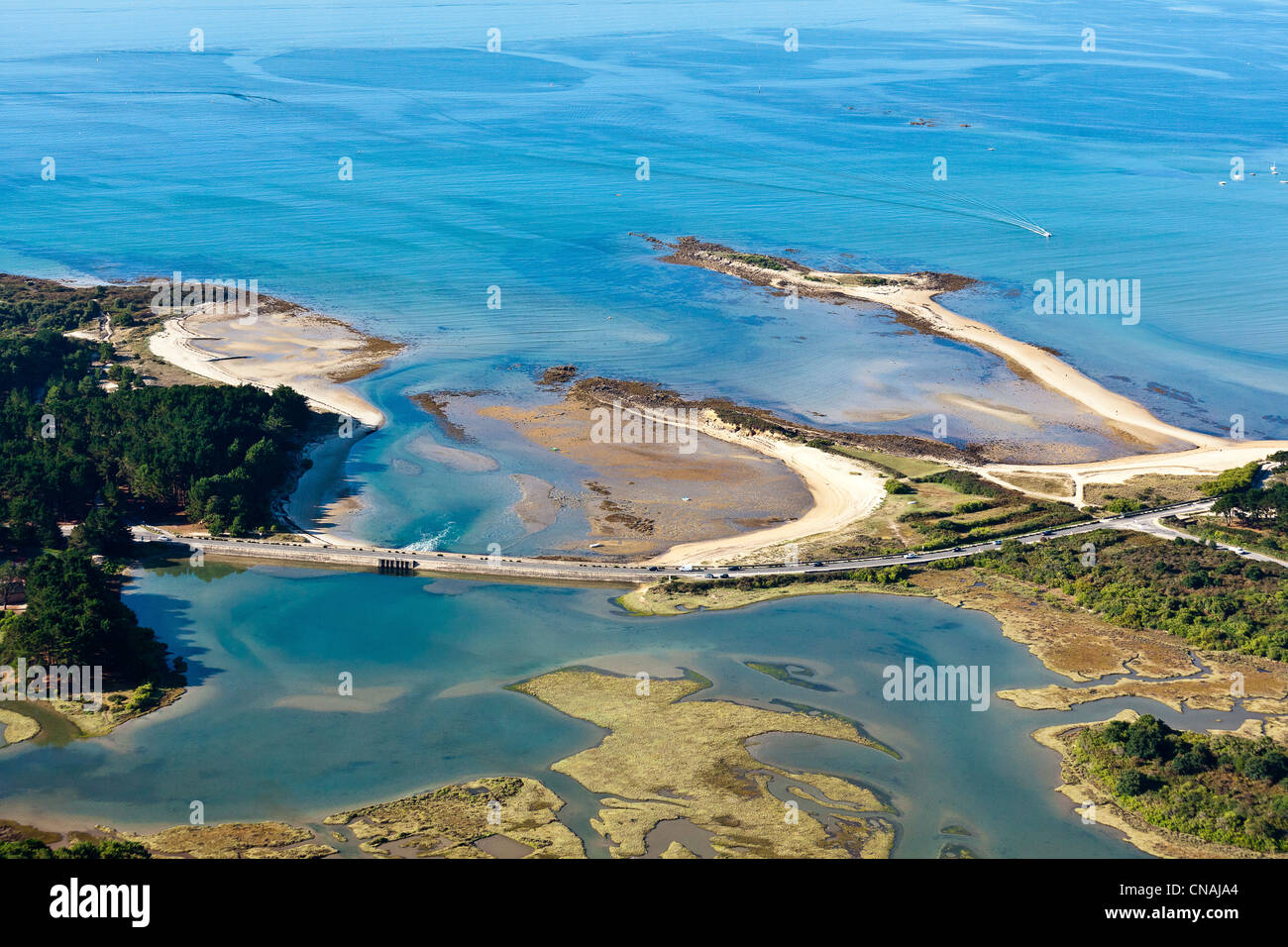 France, Morbihan, La Trinite sur Mer, Tombolo sandspit (deposition landform) leading to Ile de Stuhan (aerial view) Stock Photo