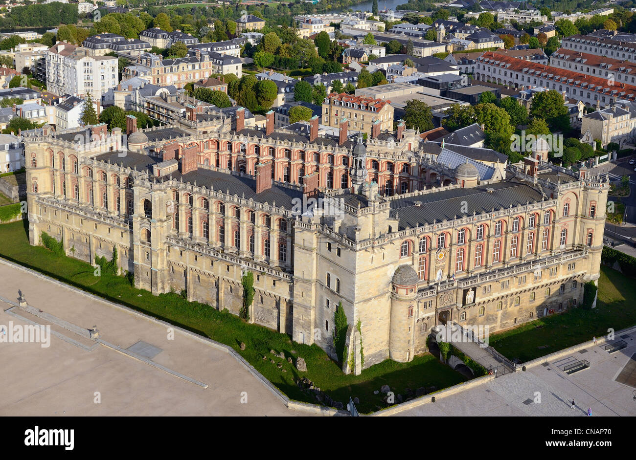 France, Yvelines, Saint Germain en Laye, the castle, headquarters of the National Archeology Museum (aerial view) Stock Photo