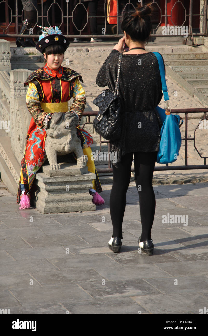 Tourists, Dazheng Hall, Imperial Palace, Shenyang, Liaoning, China. Stock Photo