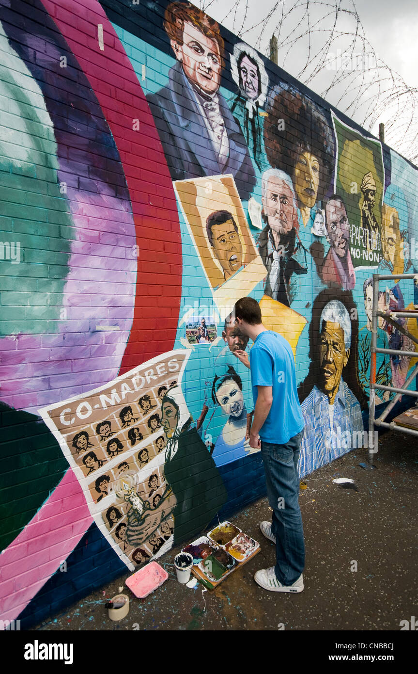 United Kingdom, Northern Ireland, Belfast, catholic western district of Falls, man painting a wall Stock Photo