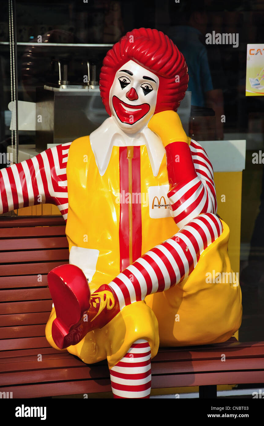 Ronald McDonald outside McDonald's restaurant, UDTOWN shopping centre, Tong Yai Road, Udon Thani, Udon Thani Province, Thailand Stock Photo