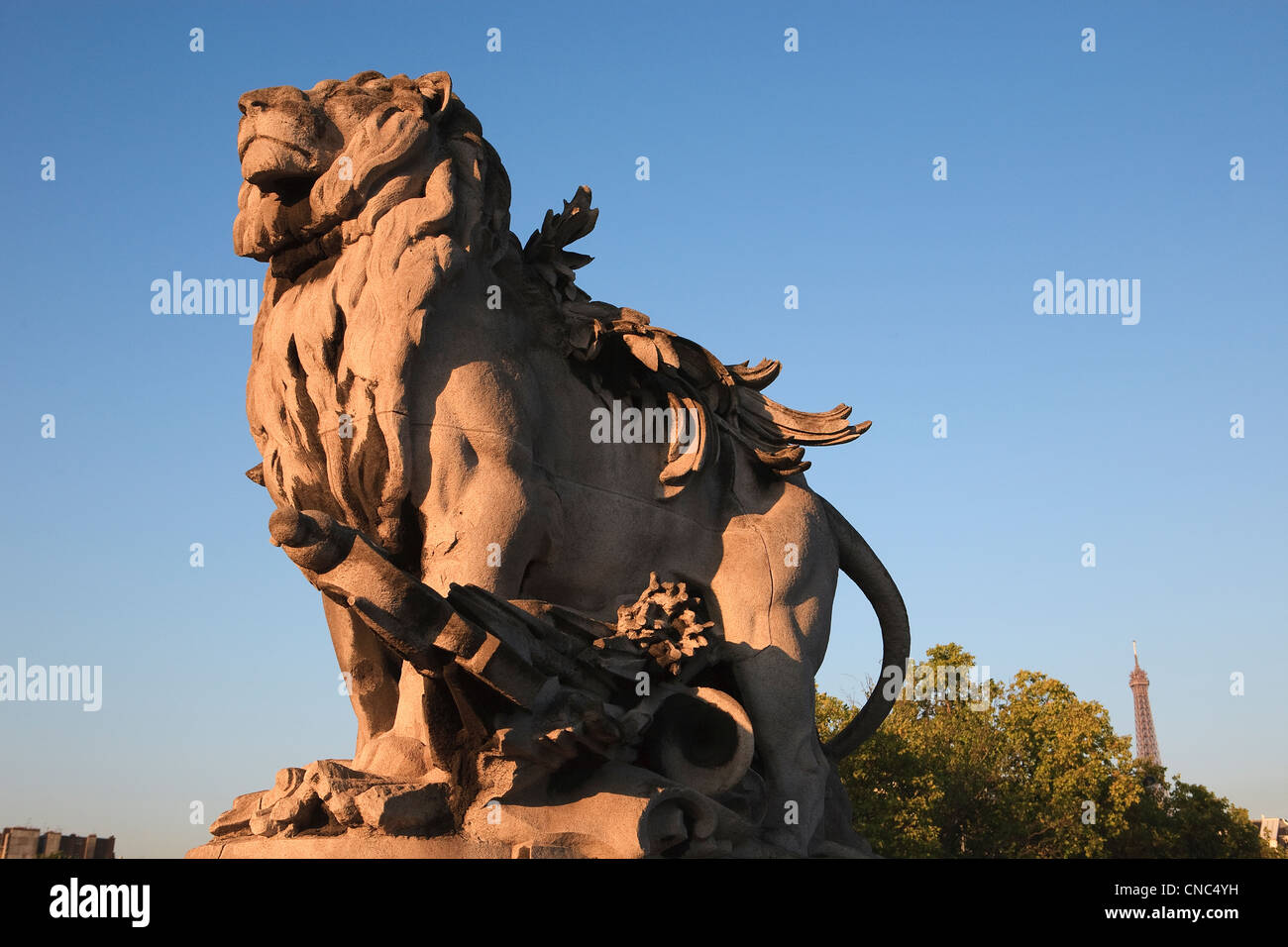 France, Paris, sculpture of a lion on the Pont Alexandre III by the sculptor Dalou and Eiffel Tower in the background Stock Photo