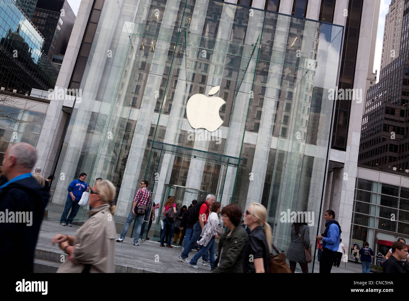 Apple store on Fifth Avenue in Manhattan, New York City Stock Photo